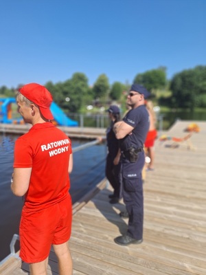 policjanci podczas kontroli kąpieliska