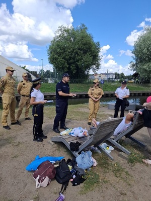 Policjanci podczas działań bezpieczne wakacje