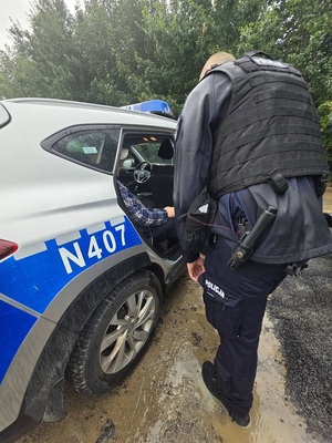 policjant i odnaleziony 81-latek w radiowozie