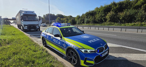 policyjny radiowóz podczas kontroli drogowej