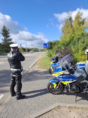 policjant i motocykl policyjny