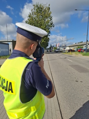 policjant podczas pomiaru prędkości