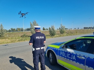 policjant obsługujący drona