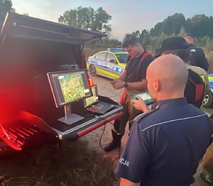 policjant, strażacy i pojazdy policyjne oraz strażackie podczas działań