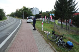 policjant podczas czynności na miejscu zdarzenia