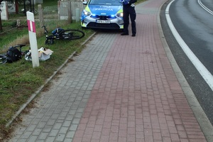 policjant podczas czynności na miejscu zdarzenia