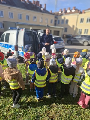 policjant podczas zajęć z dziećmi