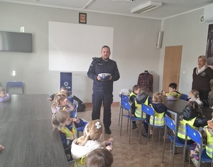 policjant podczas zajęć z dziećmi