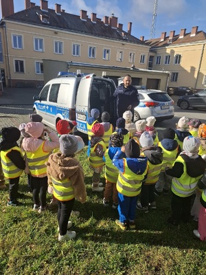policjant podczas zajęć z dziećmi