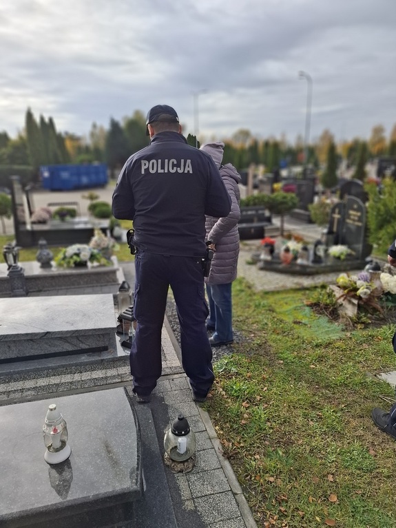 policjanci dzielnicowi podczas służby w rejonie cmentarzy
